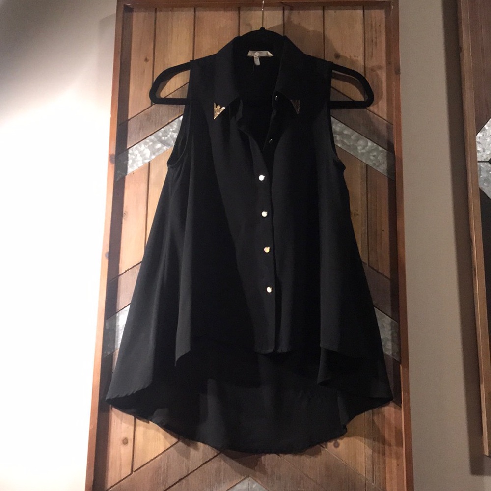 No-sleeve silk blouse.